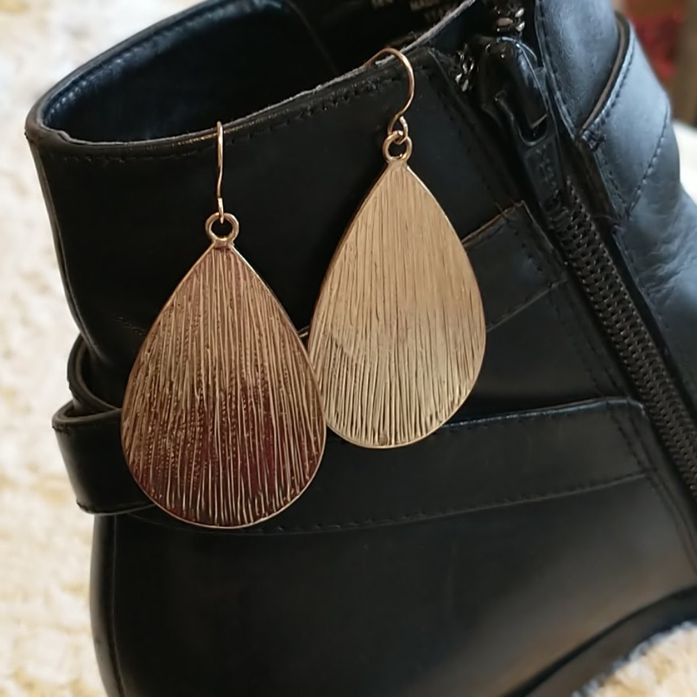 Gold teardrop earrings
